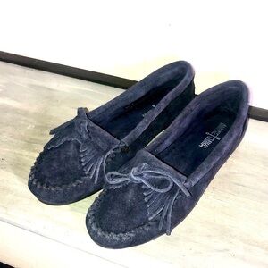 Minnetonka Moccasins 409T Women's Kilty Hardsole Moccasin Navy Blue Suede